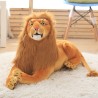 Lion en peluche de couleur sombre.