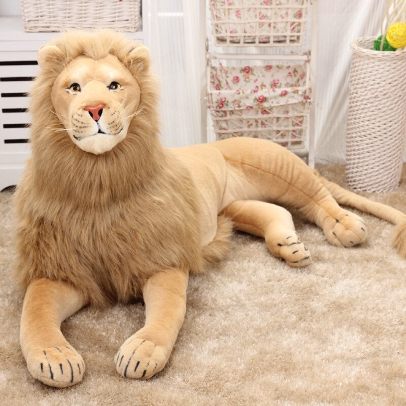 Lion en peluche de couleur clair.
